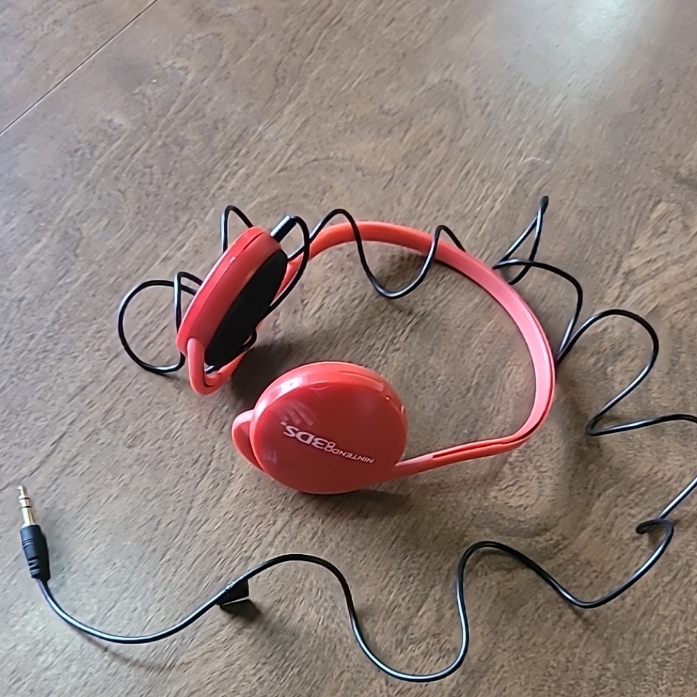 2015 Nintendo Headphones Red in Working condition lightweight School Utility‎